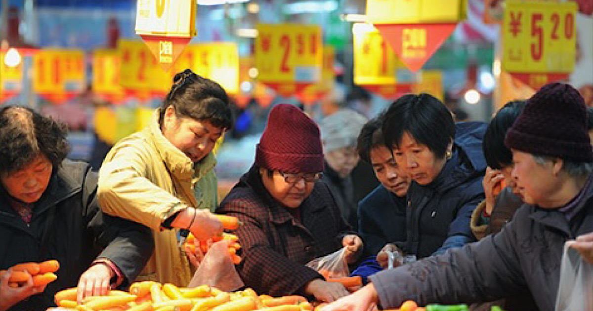 Погружение в дефляцию: потребительские цены в Китае падают впервые за два года